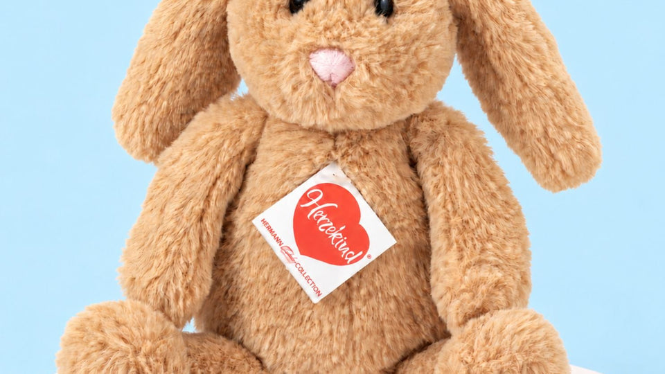 Lapin en peluche doux avec grandes oreilles et texture moelleuse