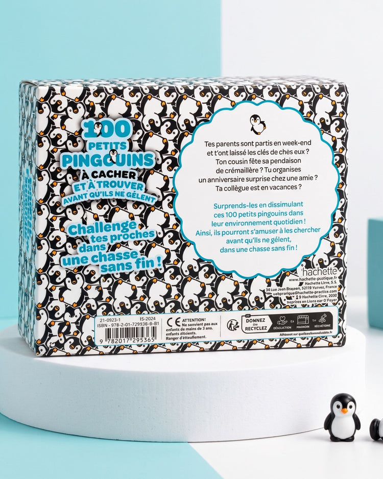 Cent petits pingouins en plastique, prêts à être cachés