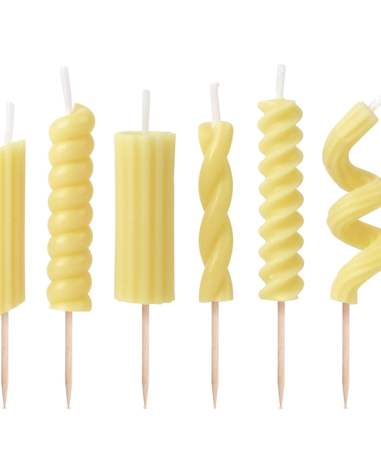 Bougies d'anniversaire en forme de pâtes sur fond blanc