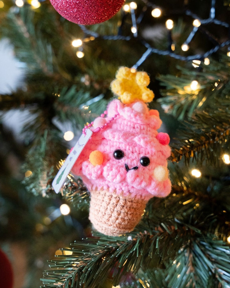 Mini sapin rose avec pompons, crocheté avec soin