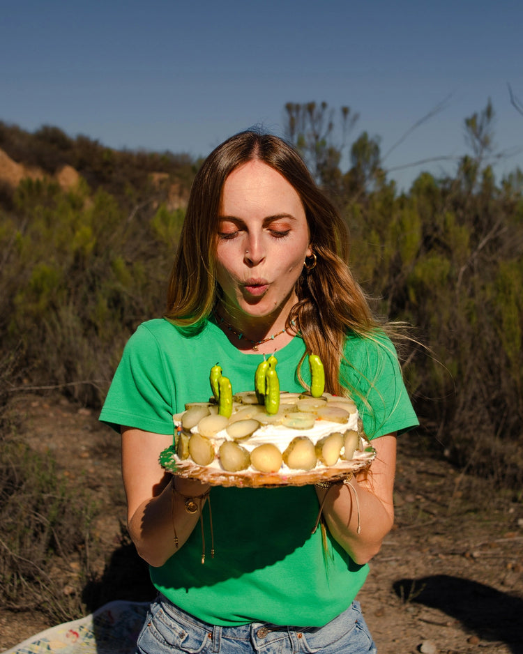 Bougies d'anniversaire en forme de cornichons sur un gâteau