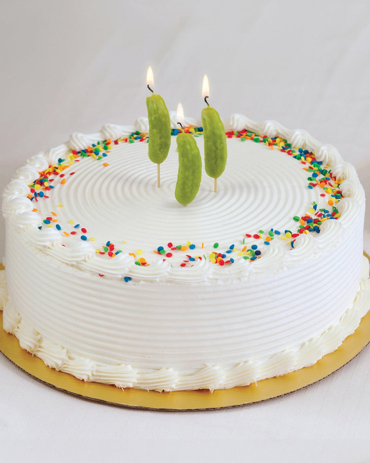 Bougies d'anniversaire en forme de cornichons sur un gâteau