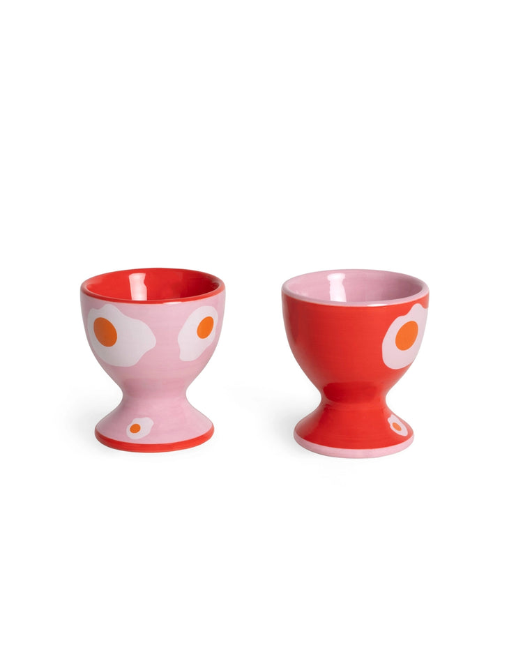 Coquetiers girly en forme d'œuf au plat sur fond blanc