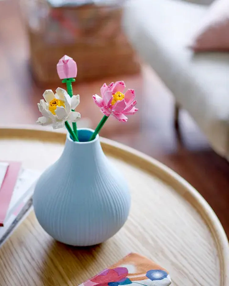Fleur de lotus LEGO en détail, vue de dessus avec pétales colorés