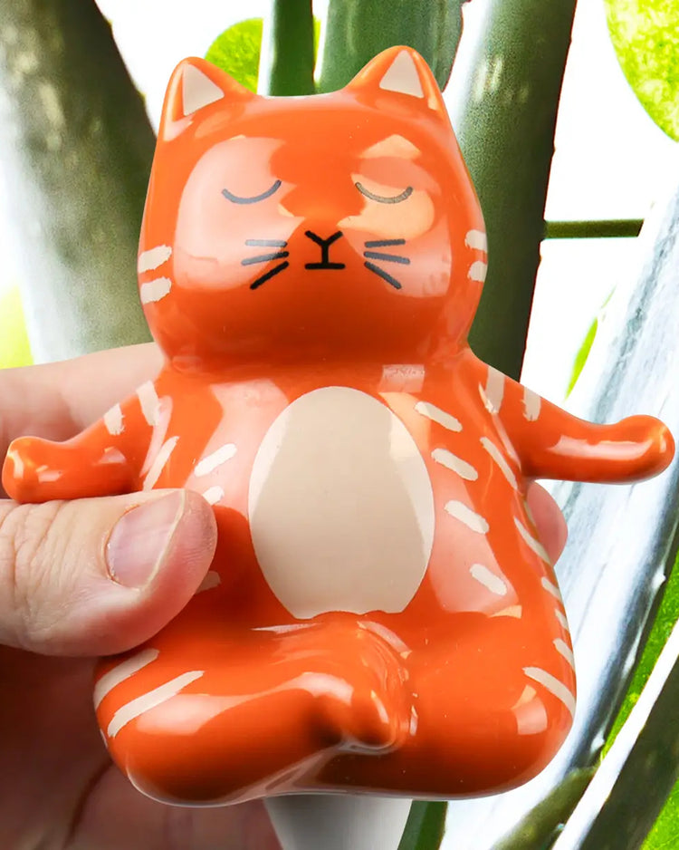 Distributeur d'eau chat en posture de yoga, vue de côté