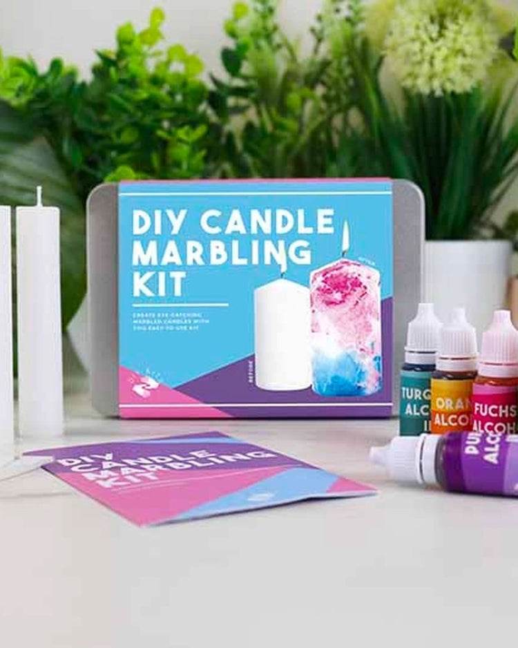 Kit de marbrage pour bougie avec outils colorés sur fond clair