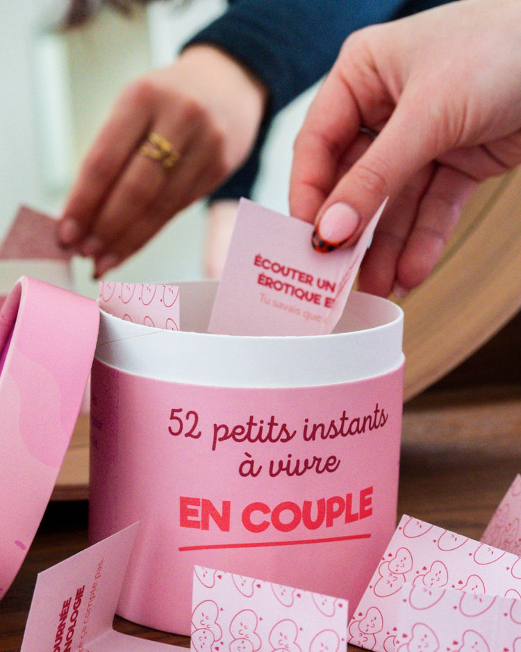 Couverture du jeu avec des illustrations de couples en action.