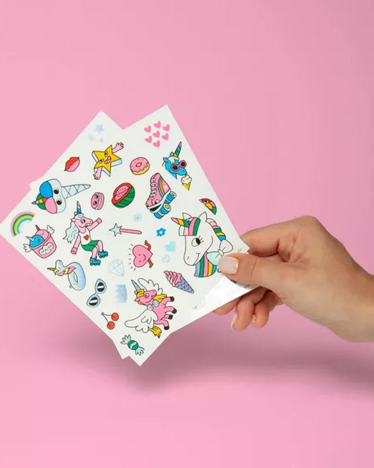 Tatouages éphémères licorne avec motifs colorés et joyeux