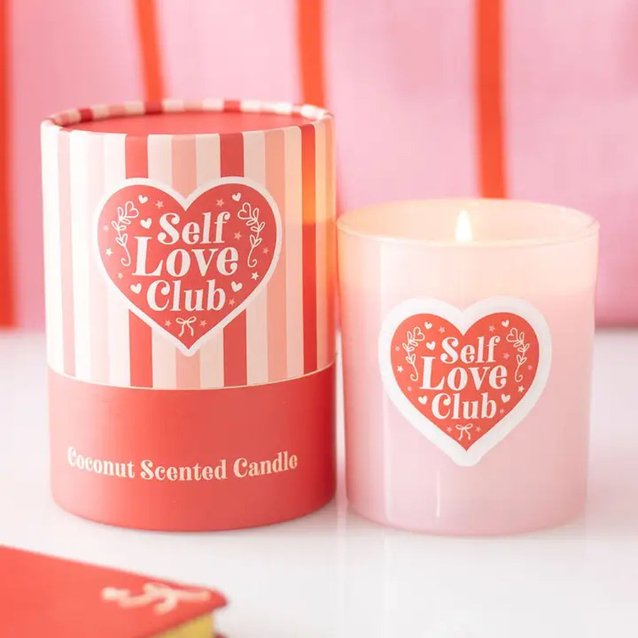 Bougie Self Love Club avec étiquette élégante et flamme douce