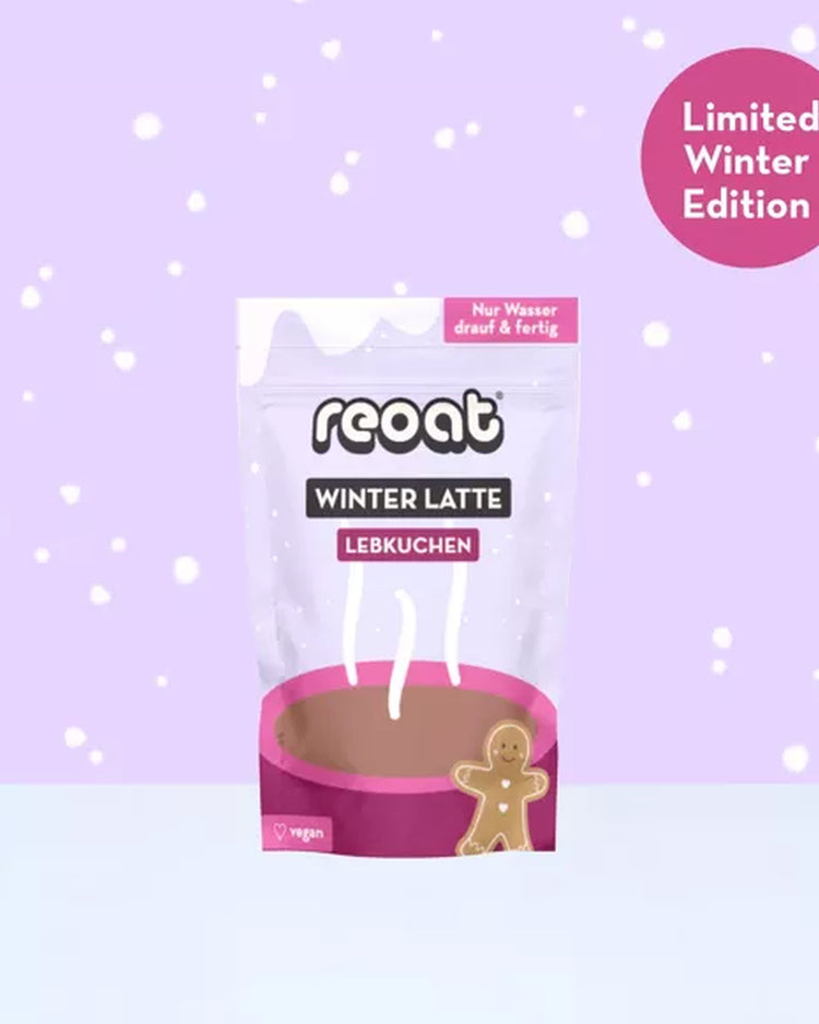 Mini latte au pain d'épices dans une tasse festive