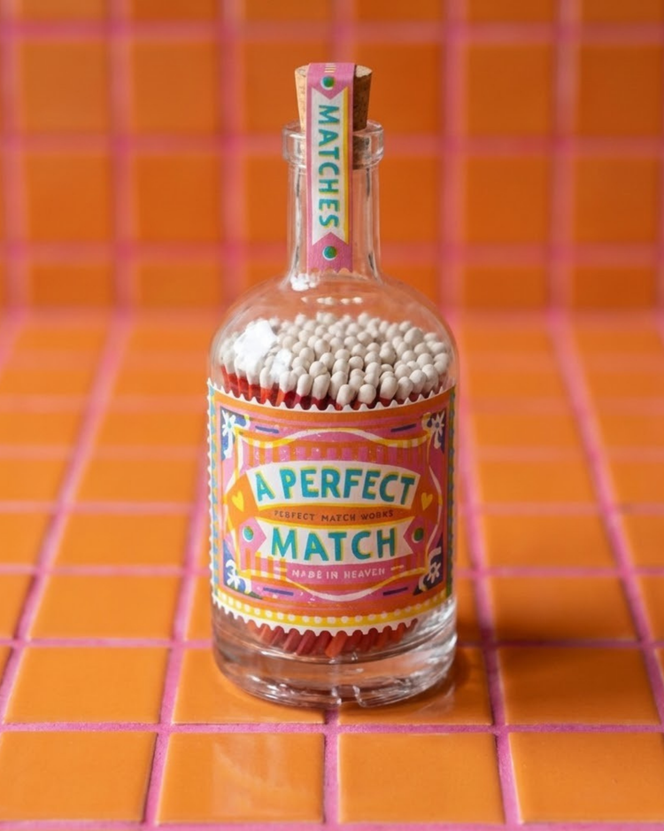 Bouteille d'allumettes avec design coloré et bâtonnets dorés