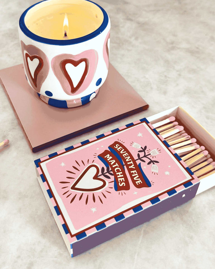 Coffret d'allumettes vintage avec têtes roses et décor romantique.