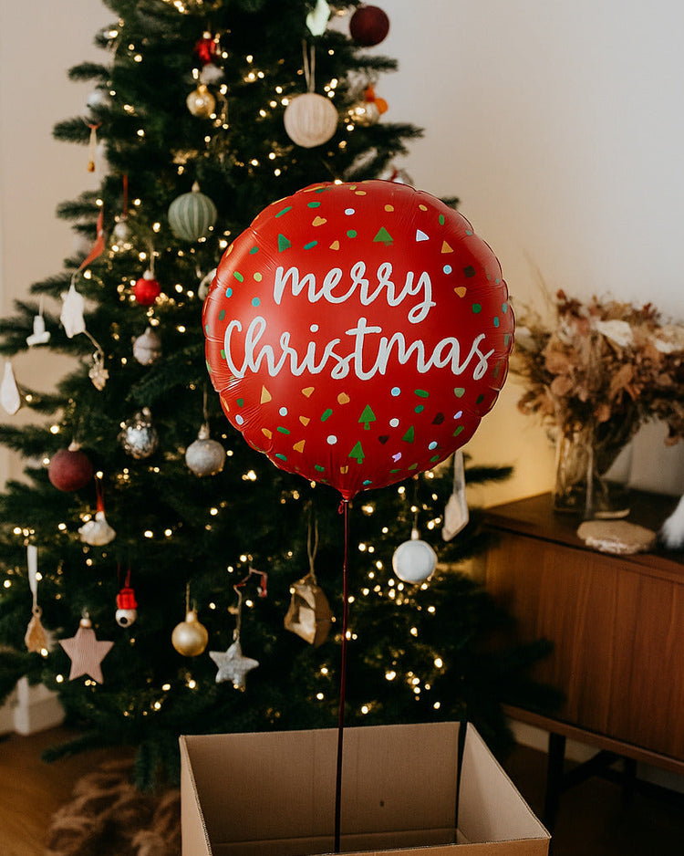 Ballon Merry Christmas avec confettis colorés en gros plan