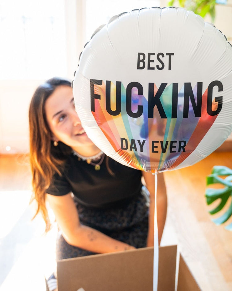 Ballon 'Best Fucking Day Ever' en gros plan, texte coloré