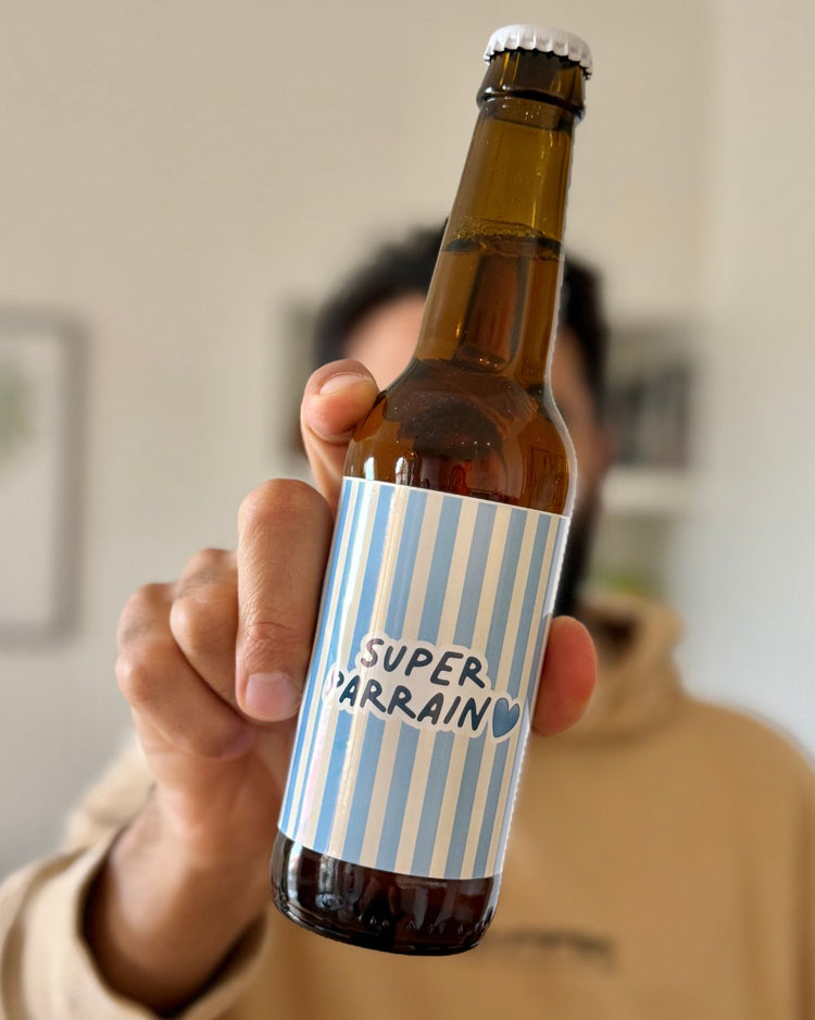 Bière Super Parrain avec étiquette dorée et design élégant