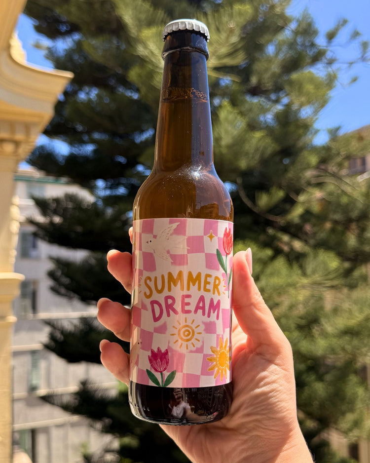 Bière Summer Dream avec étiquette colorée et mousse crémeuse