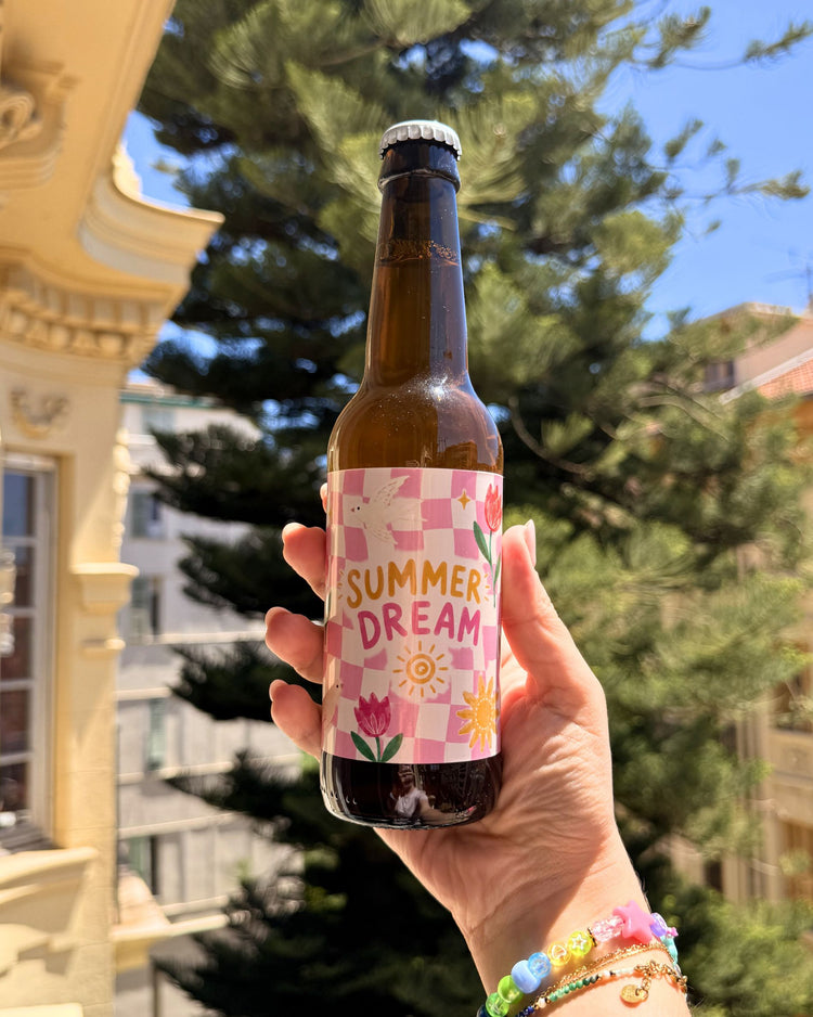 Bière Summer Dream avec étiquette estivale et bulles pétillantes