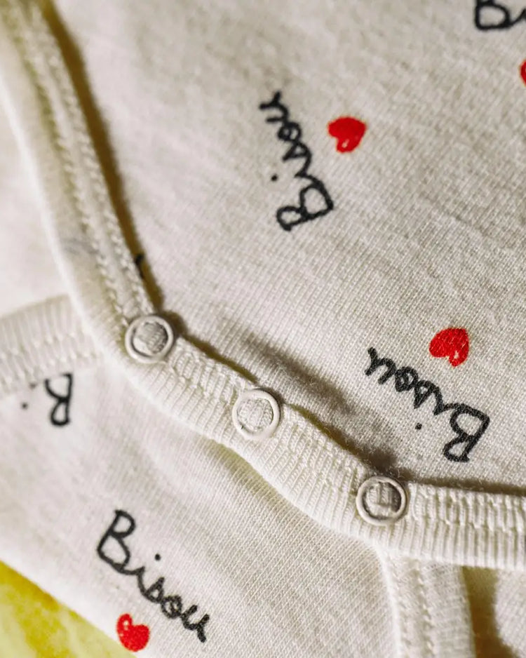 Body enfant doux avec broderie 'bisou' sur le devant.
