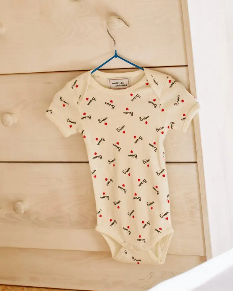 Body enfant doux avec broderie 'bisou' sur le devant.