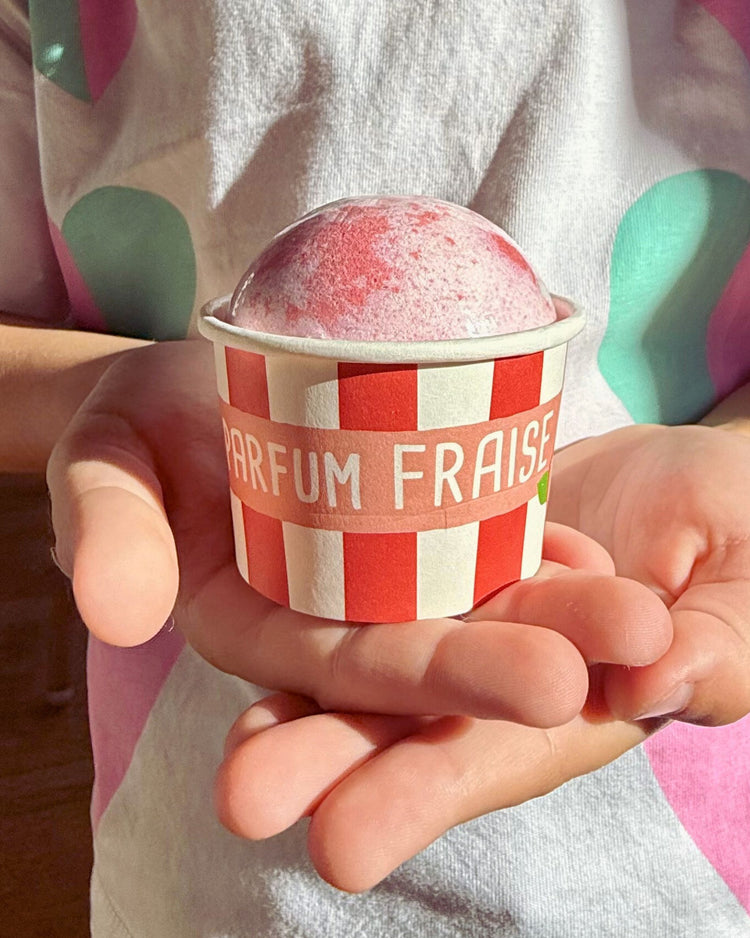 Bombe de bain en forme de pot de sorbet à la fraise