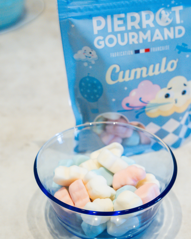 Bonbons en forme de nuages sur fond clair, texture moelleuse