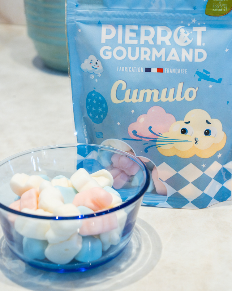 Bonbons en forme de nuages avec texture moelleuse