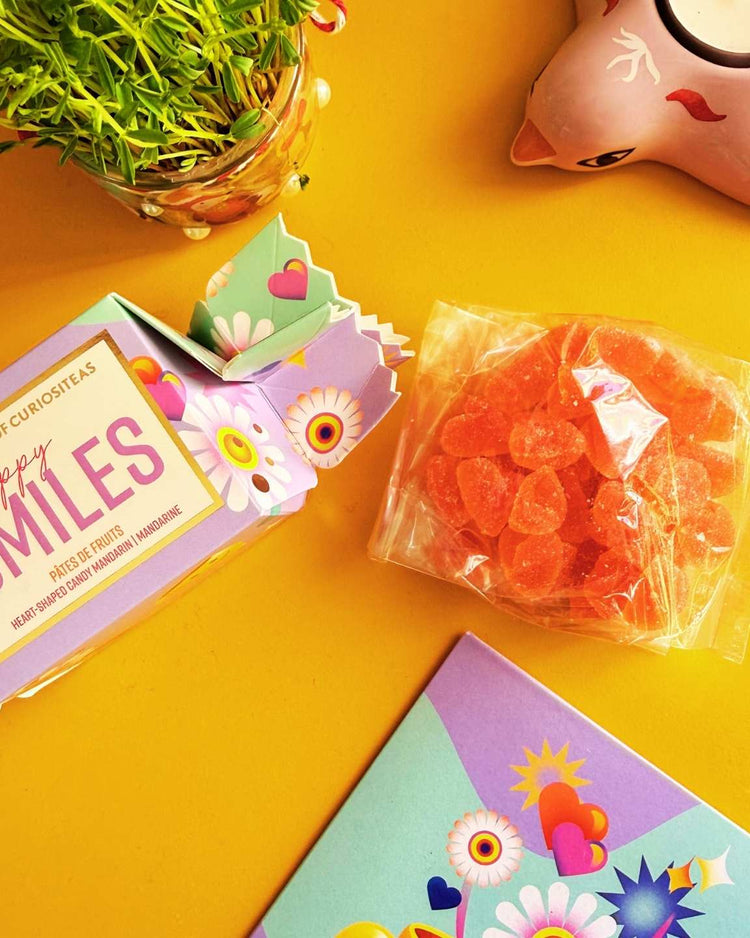 Papillote de bonbons Happy avec motif coloré et texture fruitée