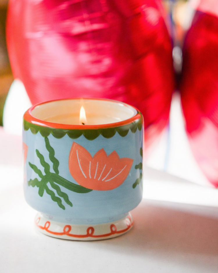Bougie avec fleur de cactus peinte à la main sur le dessus