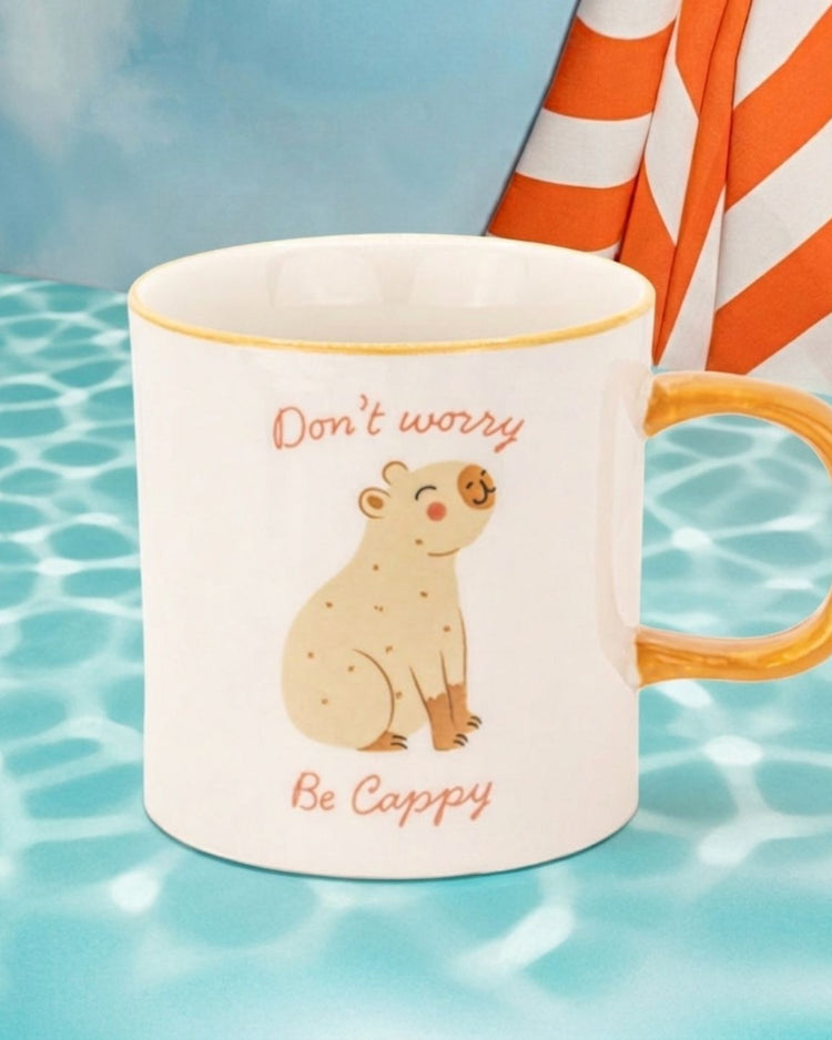 Mug avec capybara espiègle et message positif en gros plan