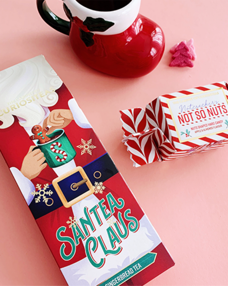 Thé de Noël SantaTEA avec infuseur sur fond clair