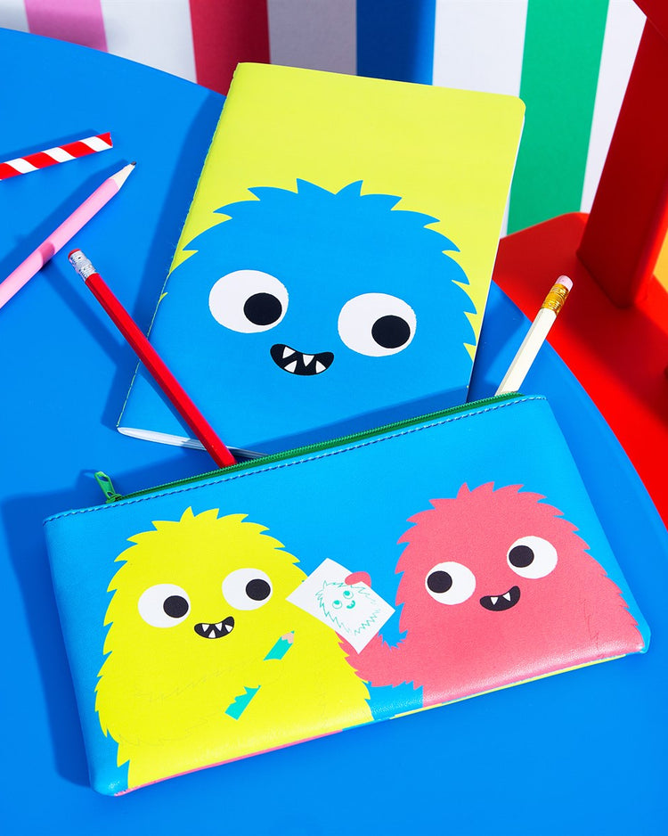 Carnet avec un monstre aux grands yeux et dents pointues