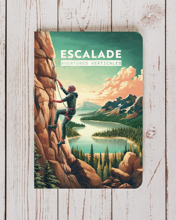 Carnet d'escalade ouvert, pages blanches et couverture texturée.