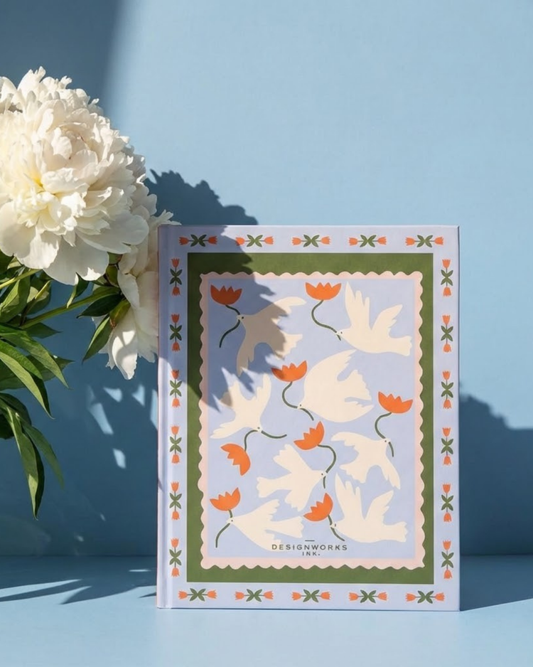 Carnet décoré de fleurs oranges avec motif d'hirondelles
