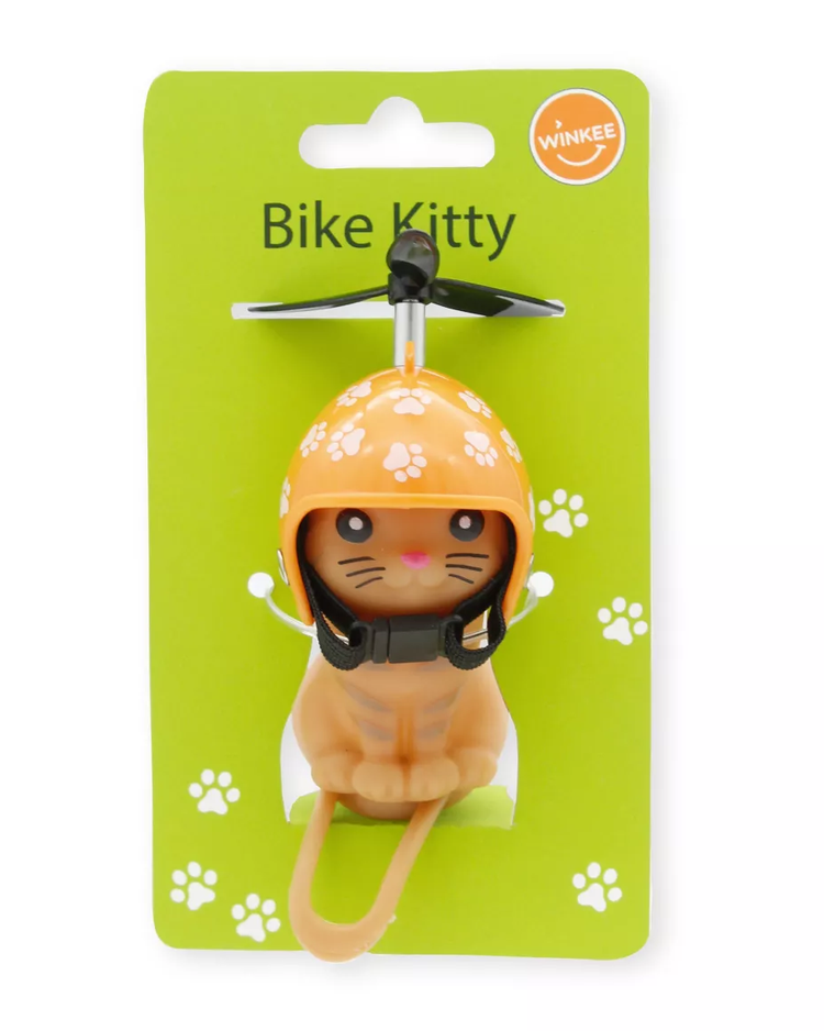Chaton de vélo portant un casque, vu de côté.