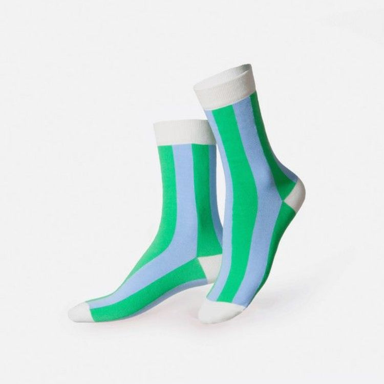 Chaussettes vert lime avec motif trompe l'œil de canette de soda.