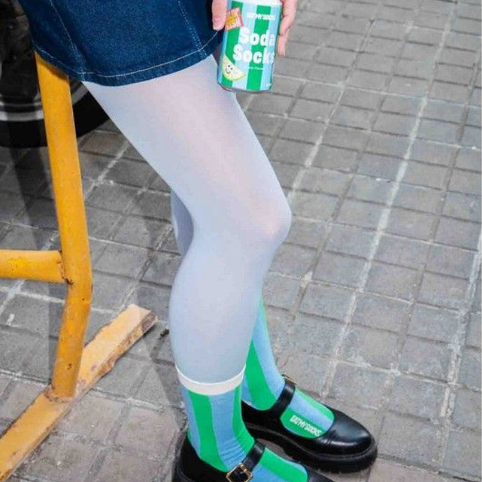 Chaussettes vert lime avec motif trompe l'œil de canette de soda.