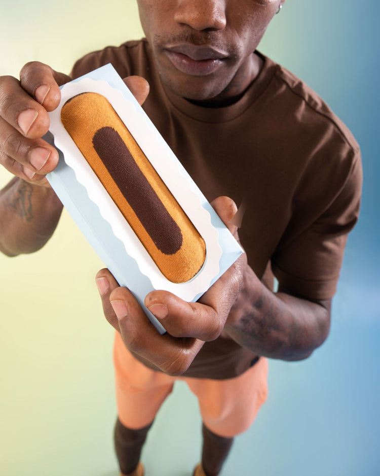 Chaussettes chocolat en forme d'éclair, vue de dessus.