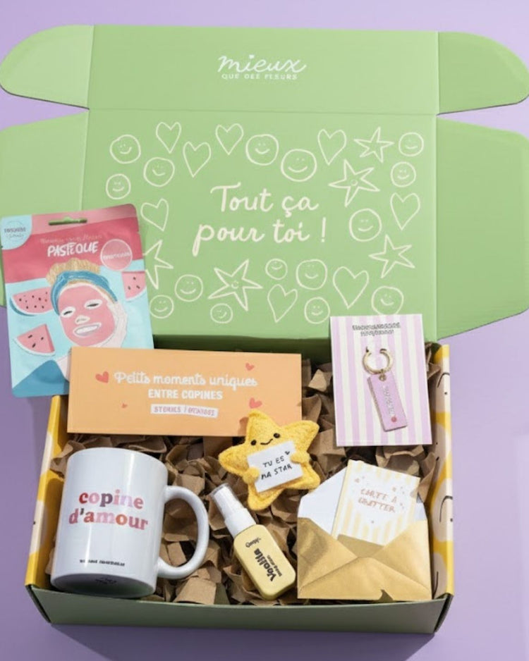 Coffret Copine avec mug et carte à gratter sur fond clair