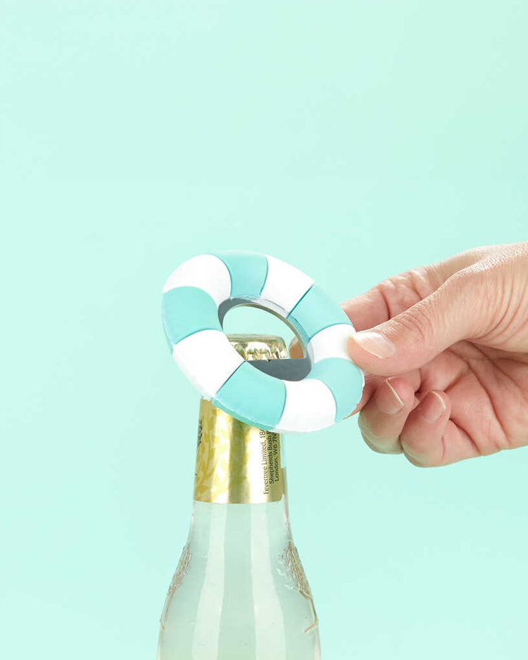 Décapsuleur en forme de bouée, vue de côté, design coloré.