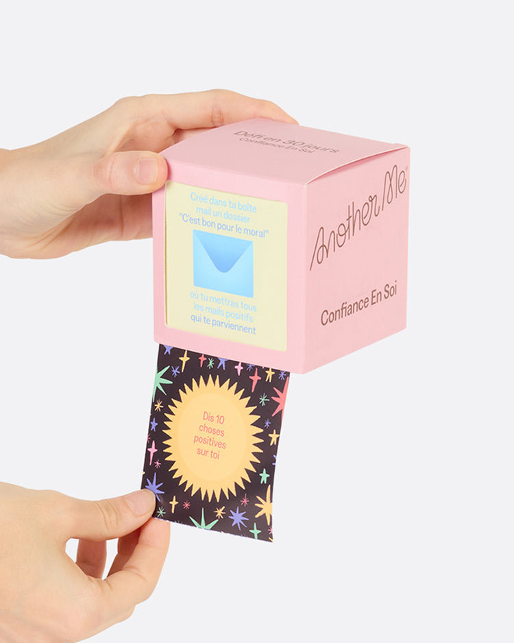 Cube avec tickets colorés pour défis de confiance en soi