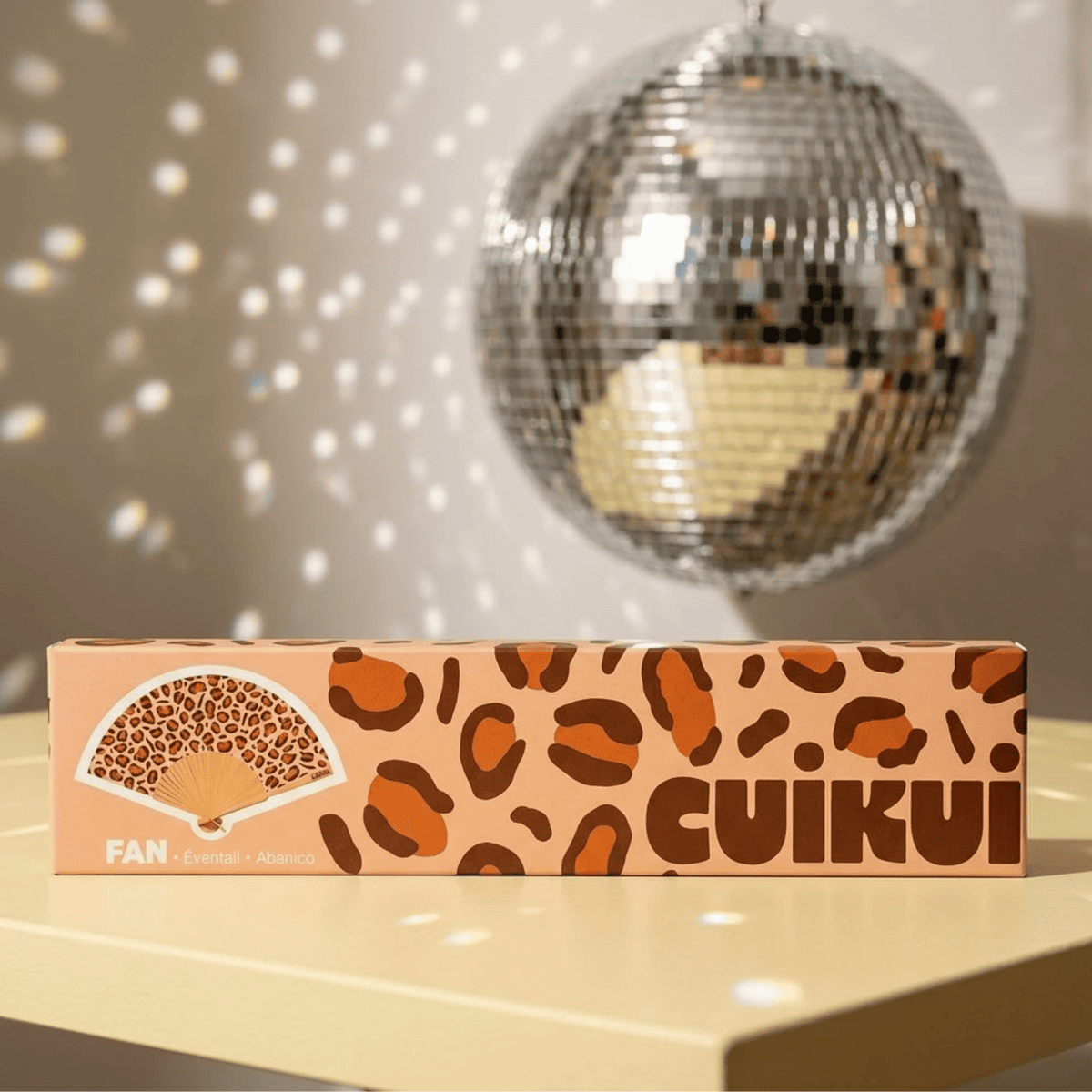 Éventail motif léopard avec bois clair, ouvert en détail