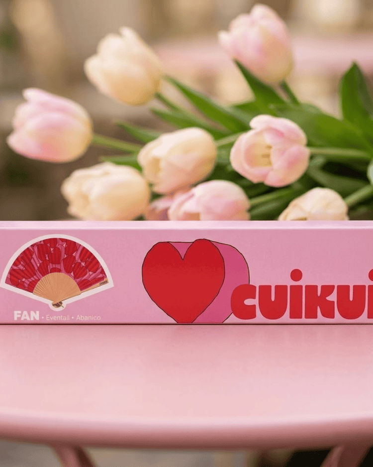 Éventail Cuikui avec motifs de cœurs roses sur fond clair