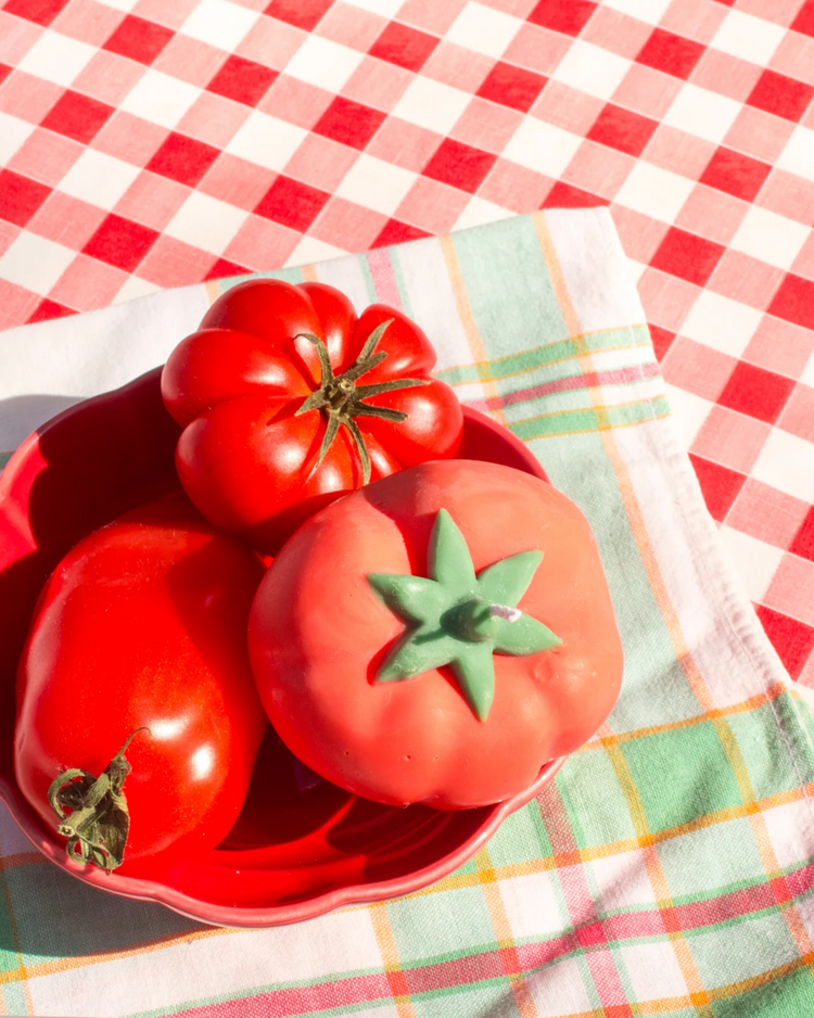 Bougie en forme de tomate avec détails réalistes et texture brillante.