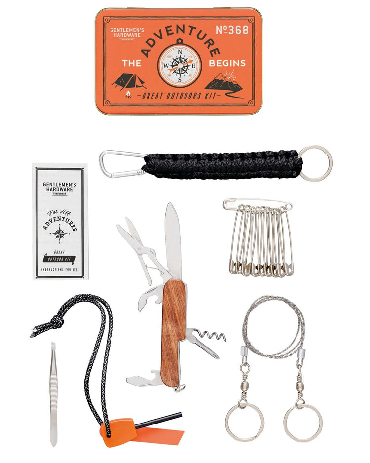 Kit de survie avec accessoires variés sur fond naturel
