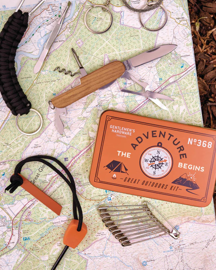Kit de survie avec outils variés sur fond naturel