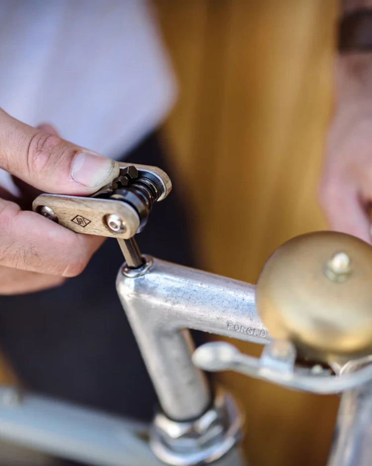 Outil multifonction pour vélo dans une boîte rétro élégante.