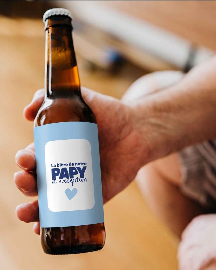 Bière artisanale avec étiquette vintage et mousse généreuse