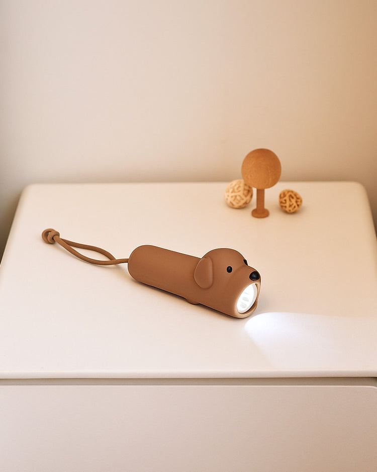 Lampe torche en forme de chien vue de côté avec détails réalistes.