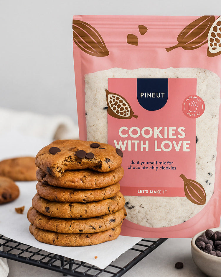 Mélange à cookies avec motif cœur sur la plaque