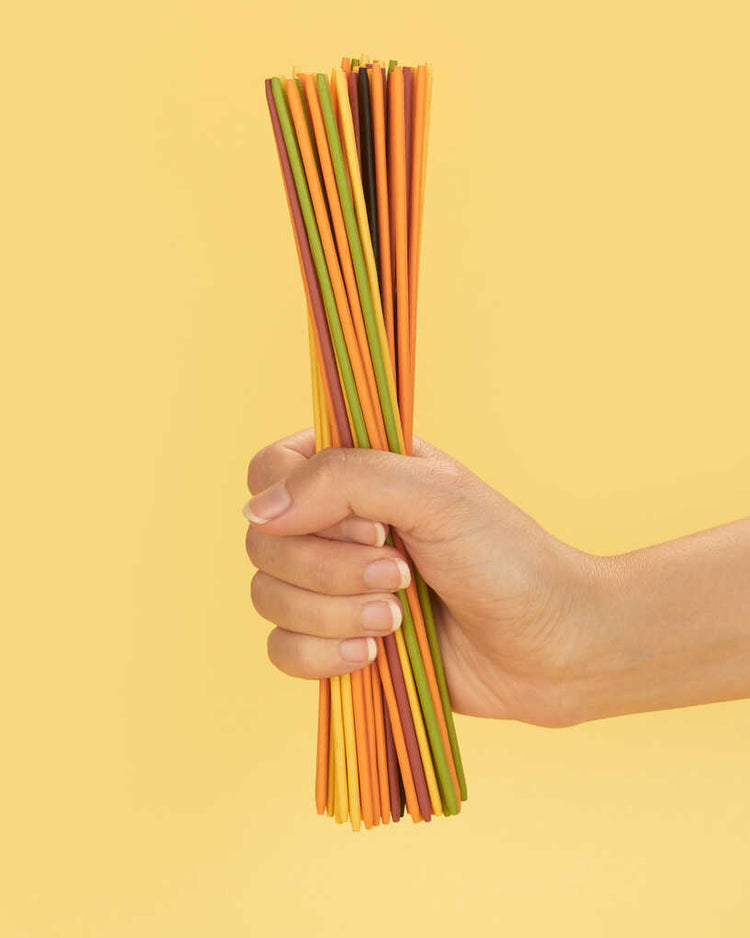 Mikado Pasta en forme de spaghettis sur fond blanc